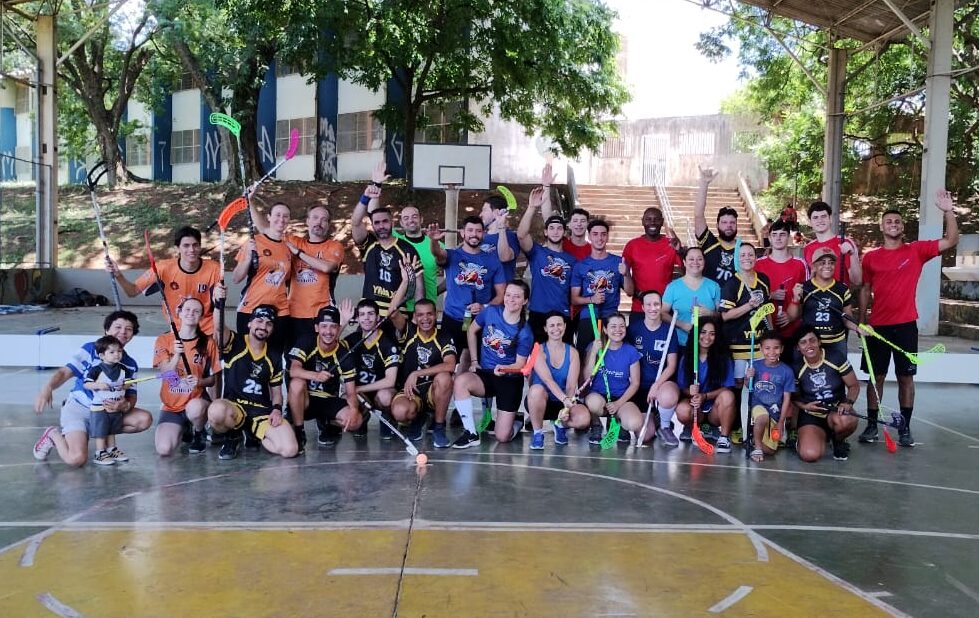 Atletas e organização juntos no 4º Aberto de Floorball Campinas 2023